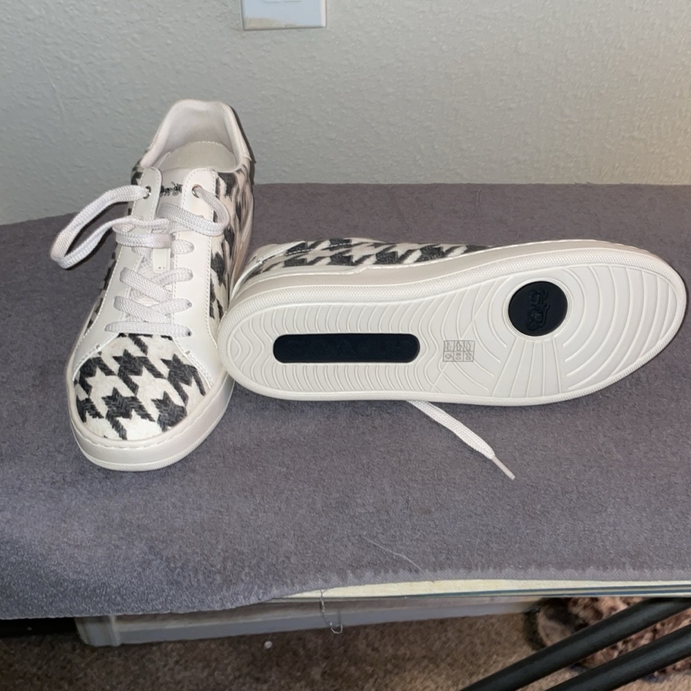 Coach - Picture 3 of 3